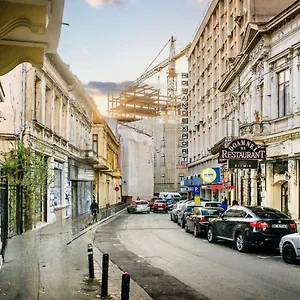 Апартаменты Historic Charm, Modern Comfort - In The Heart Of The Old Town 